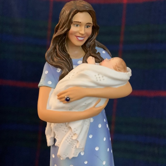 Prince George and Katharine figurine. - Picture 2 of 6